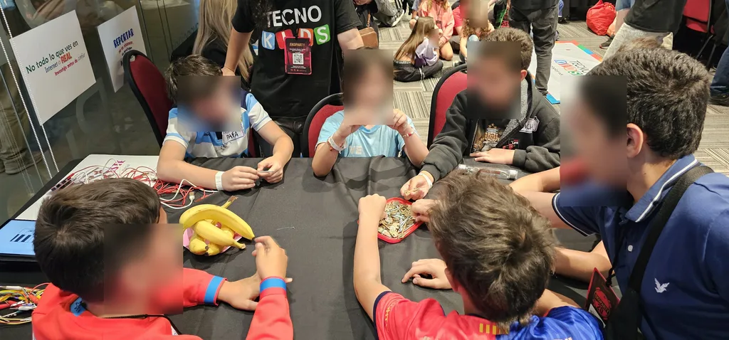 EkoKids 2024: armando circuitos con tornillos