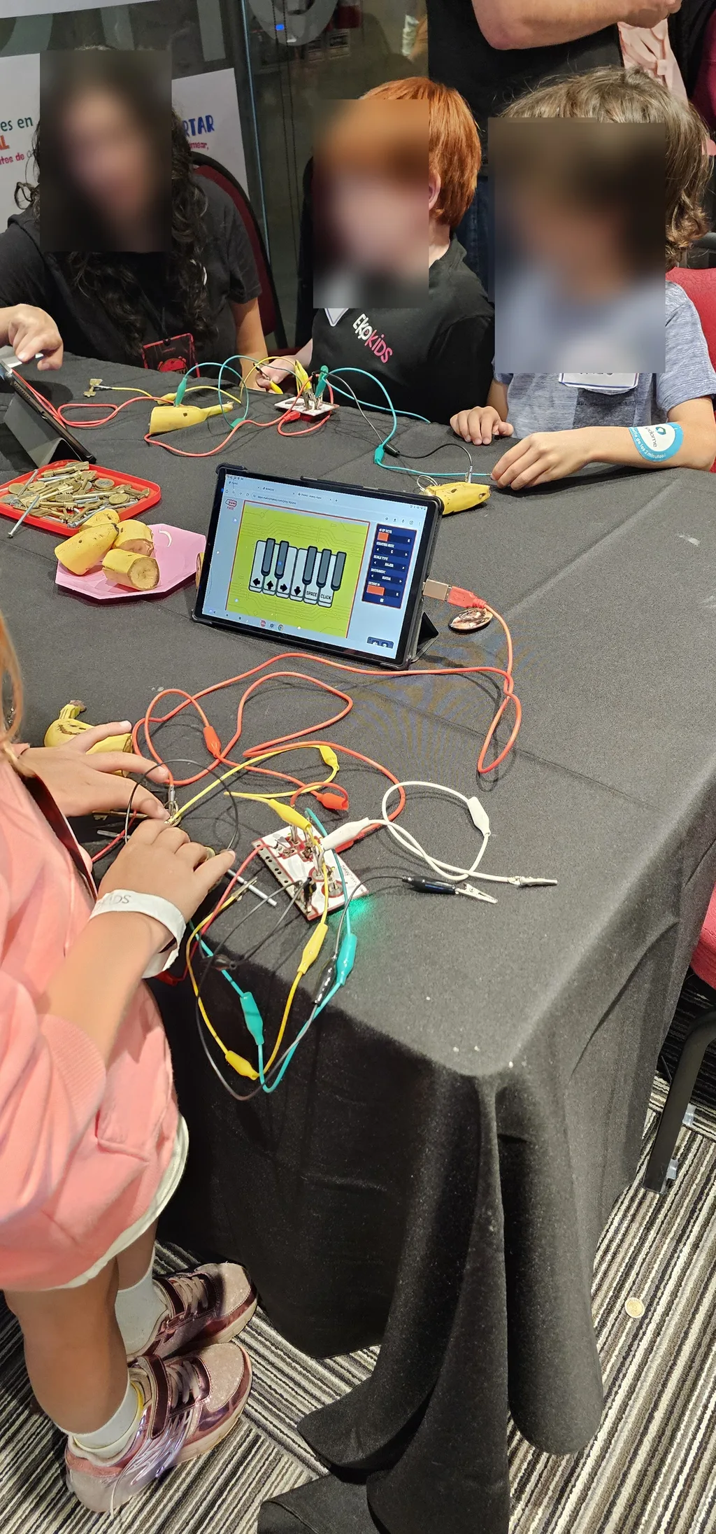 EkoKids 2024: tocando el piano con Makey Makey