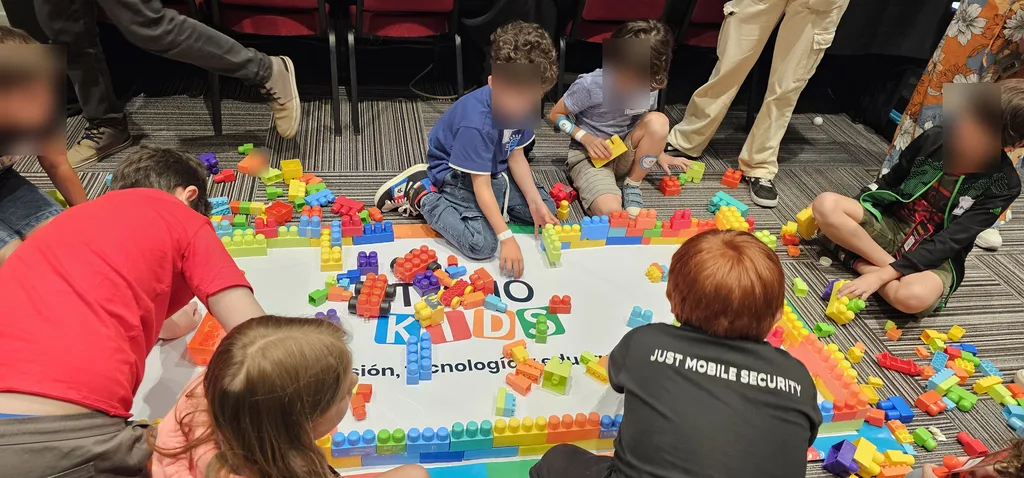 EkoKids 2024: armando una construcción gigante con bloques