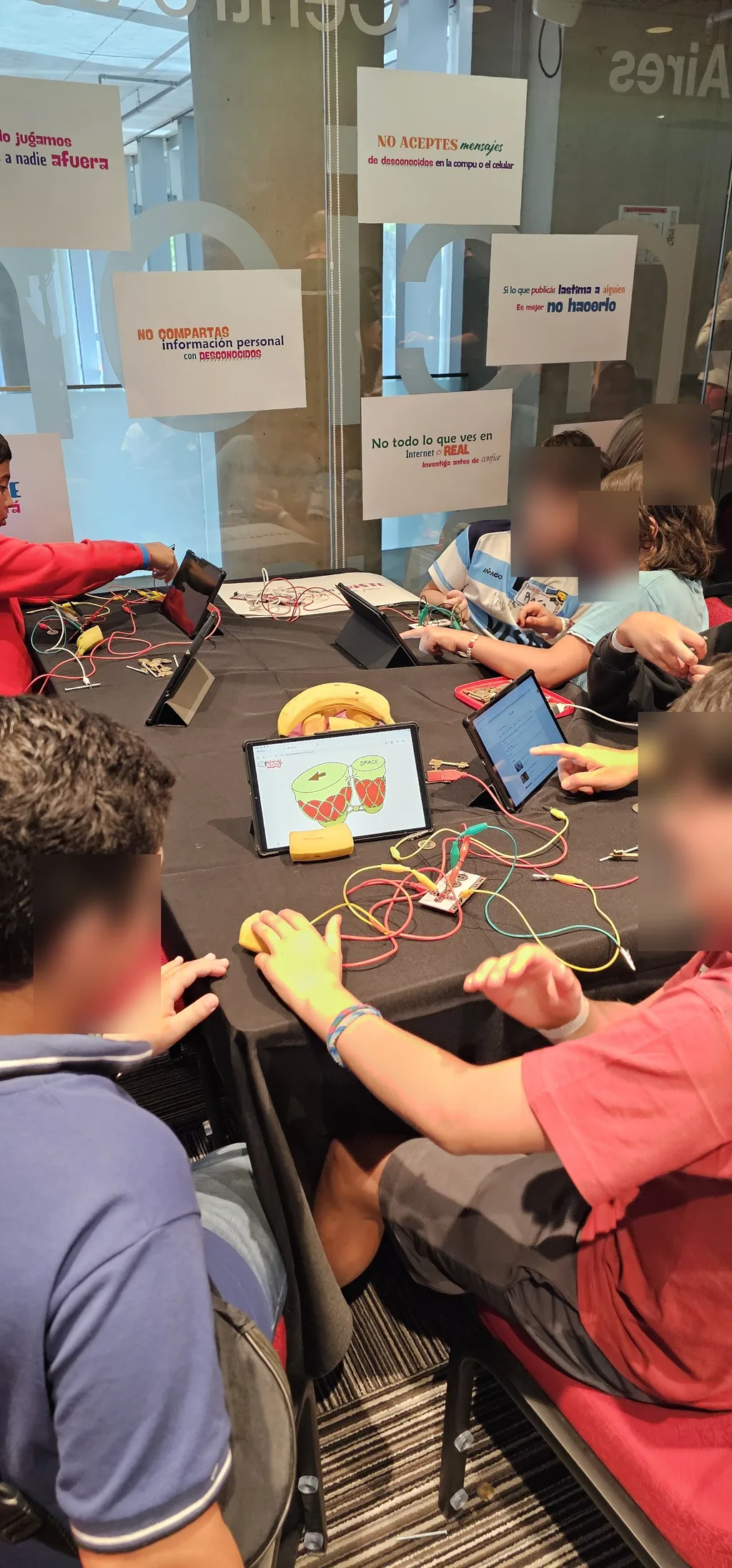 EkoKids 2024: experimentando con circuitos y Makey Makey