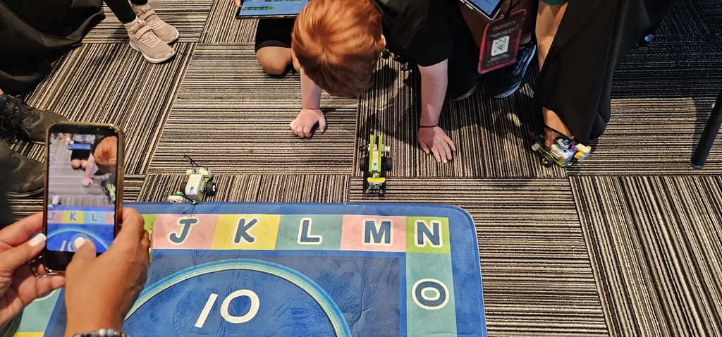 EkoKids 2024: robots recorriendo el circuito de letras