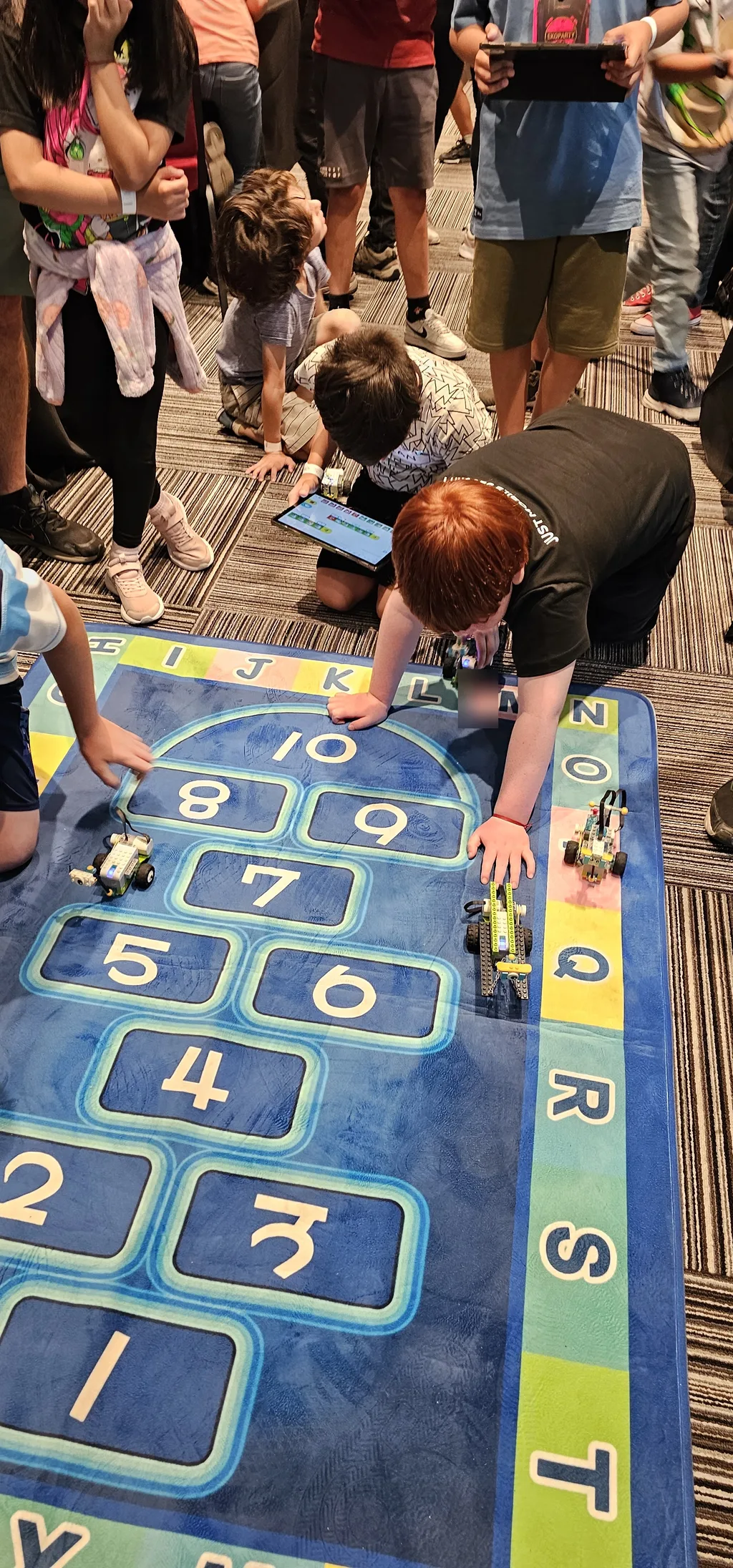 EkoKids 2024: armando robots en grupo