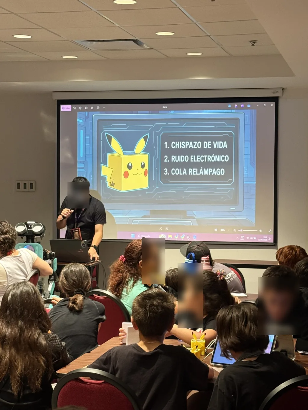 EkoKids 2025: charla sobre el robot Pikachu