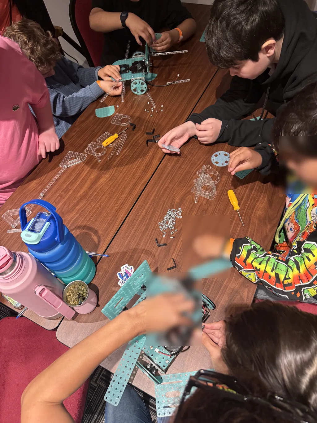EkoKids 2025: construyendo un robot en grupo