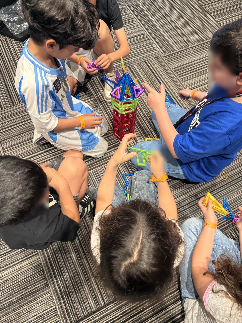 EkoKids 2025: jugando con piezas magnéticas en grupo