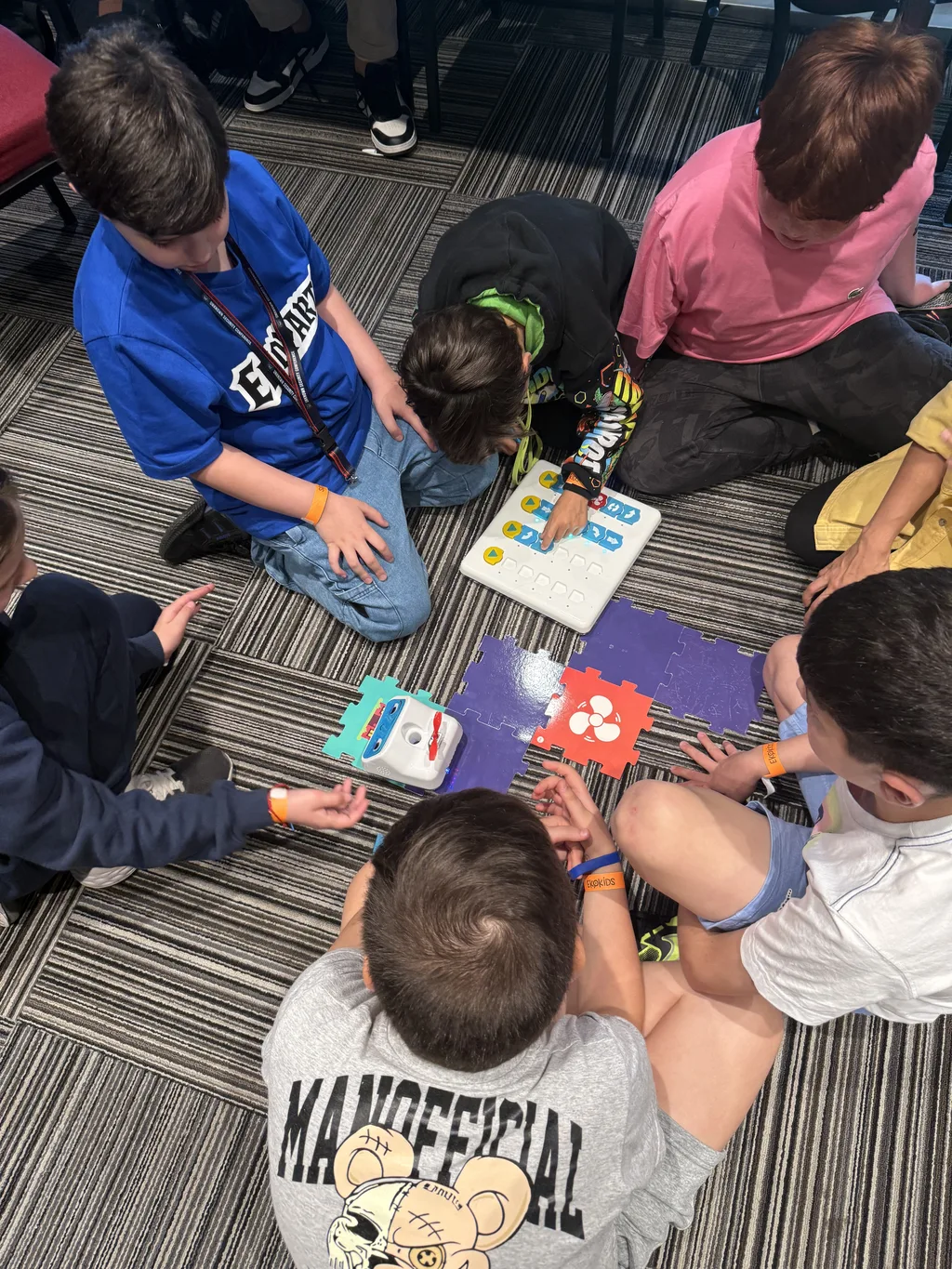EkoKids 2025: chicos armando un robot en ronda