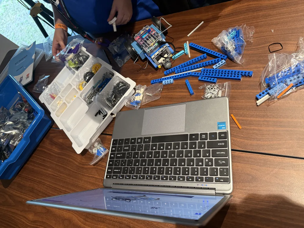 EkoKids 2025: piezas de robótica sobre la mesa