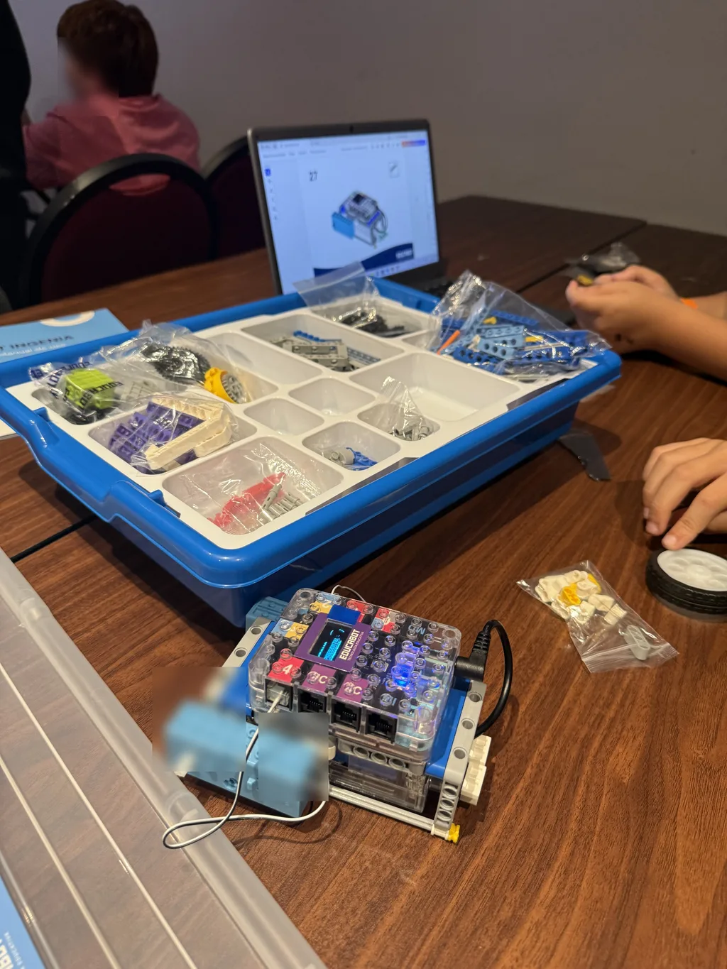 EkoKids 2025: armando el kit de robótica en equipo