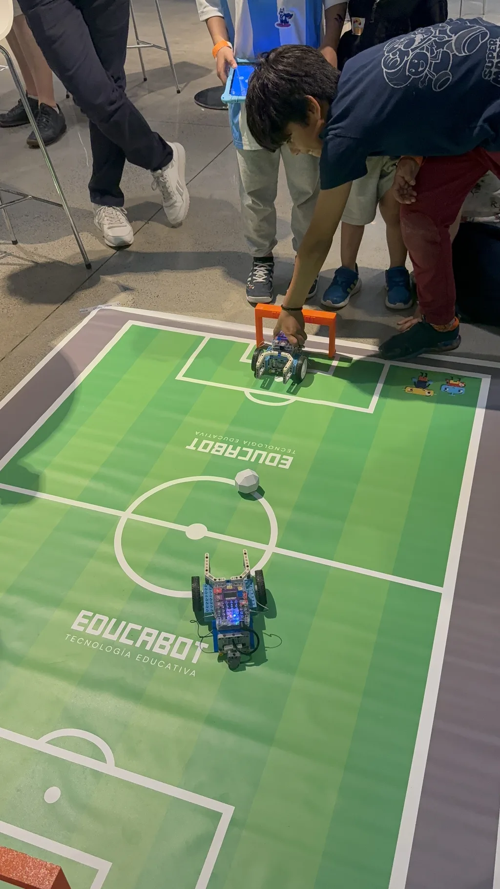 EkoKids 2025: probando el robot de fútbol